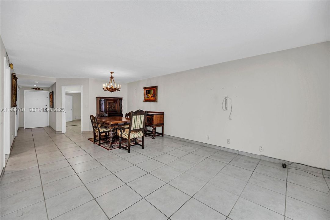For Sale: $520,000 (1 beds, 2 baths, 1121 Square Feet)