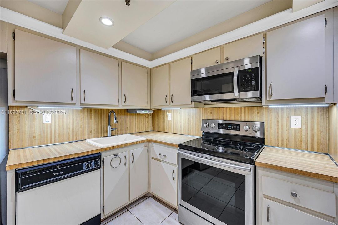 For Sale: $520,000 (1 beds, 2 baths, 1121 Square Feet)