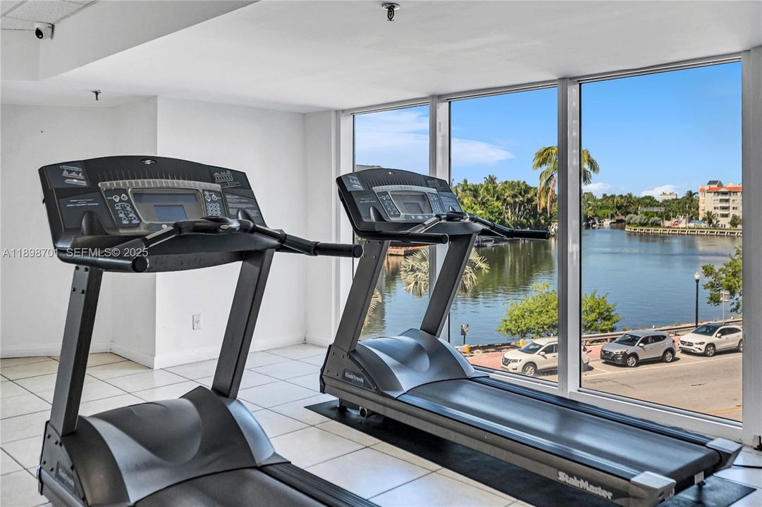 For Sale: $520,000 (1 beds, 2 baths, 1121 Square Feet)