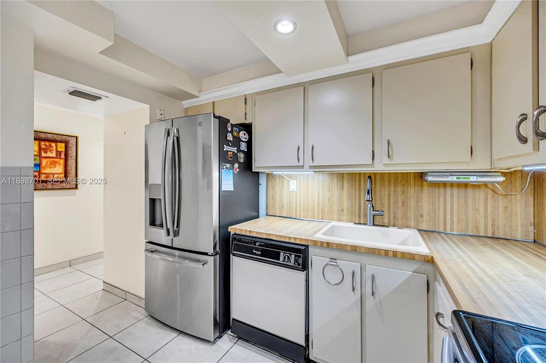 For Sale: $520,000 (1 beds, 2 baths, 1121 Square Feet)