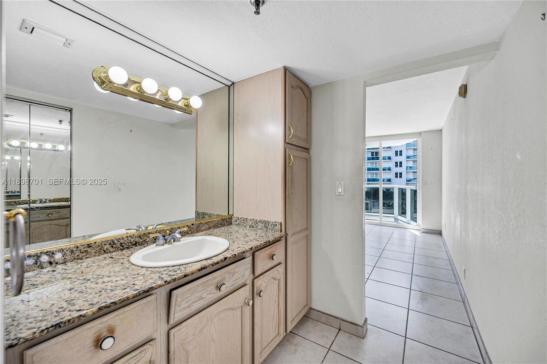For Sale: $520,000 (1 beds, 2 baths, 1121 Square Feet)