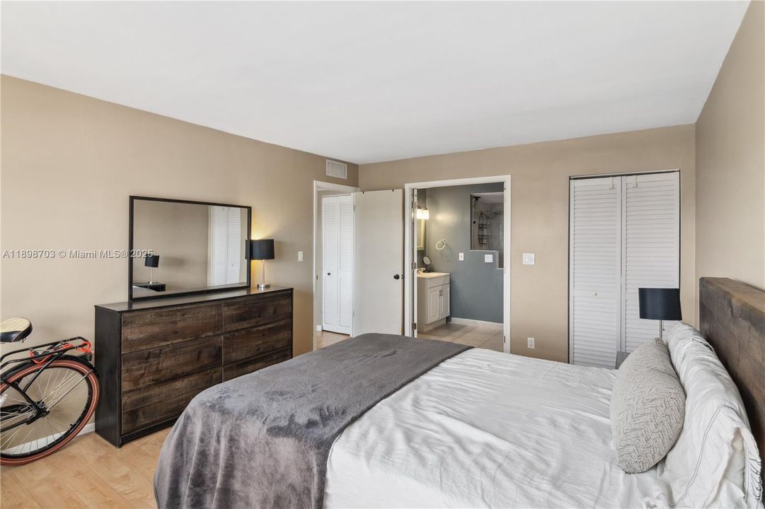 En Venta: $315,000 (2 camas, 2 baños, 1300 Pies cuadrados)