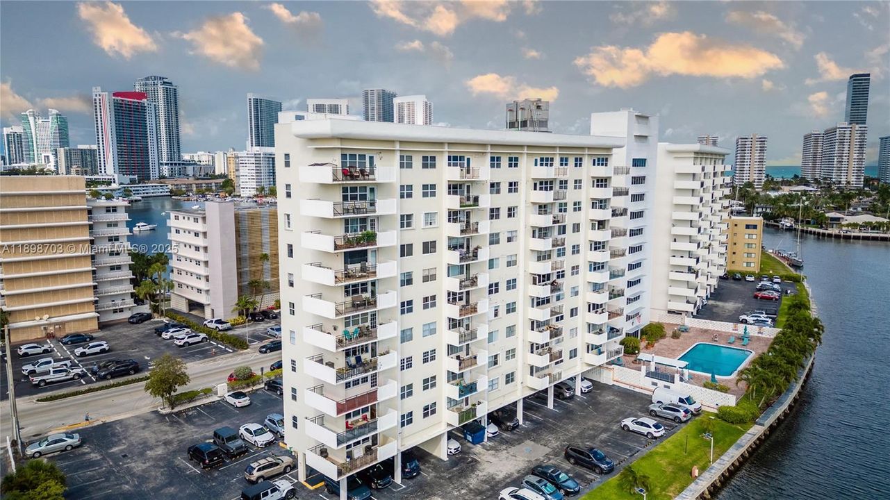 En Venta: $315,000 (2 camas, 2 baños, 1300 Pies cuadrados)