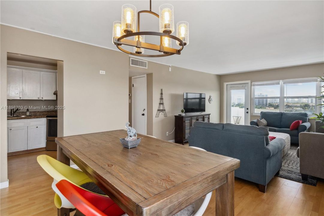 En Venta: $315,000 (2 camas, 2 baños, 1300 Pies cuadrados)