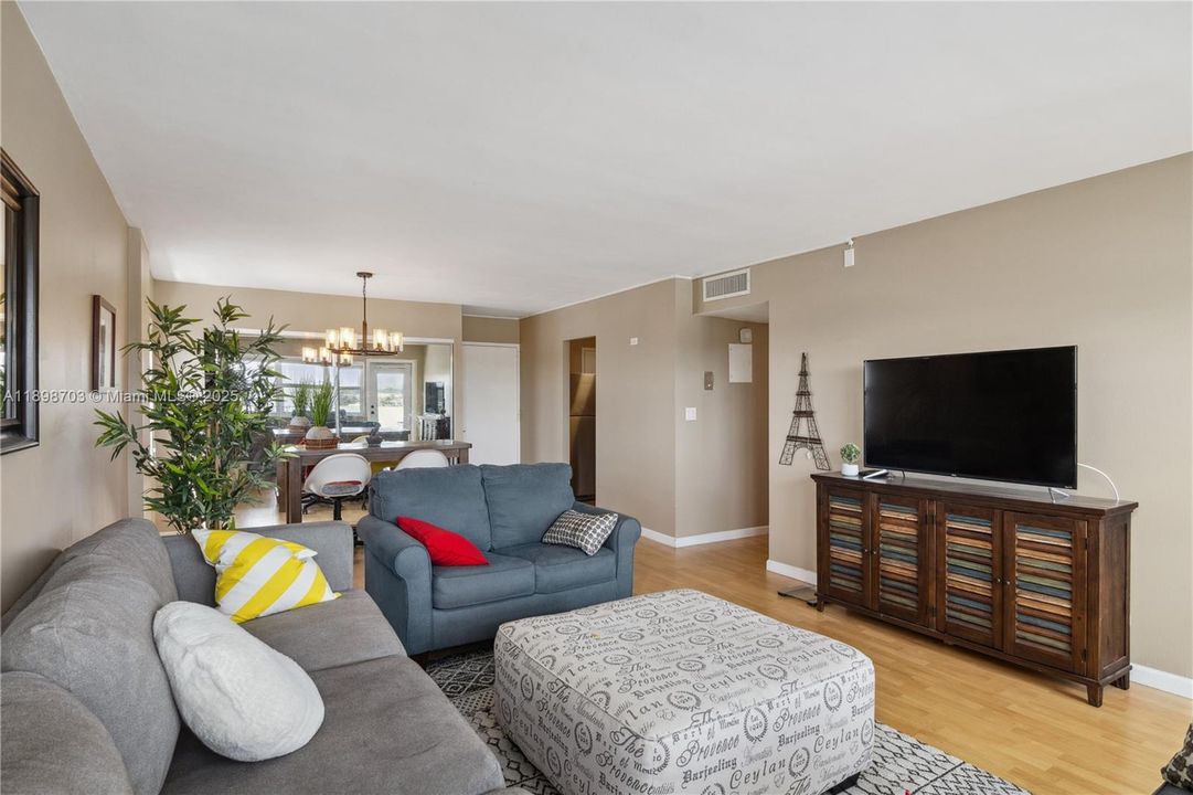 En Venta: $315,000 (2 camas, 2 baños, 1300 Pies cuadrados)