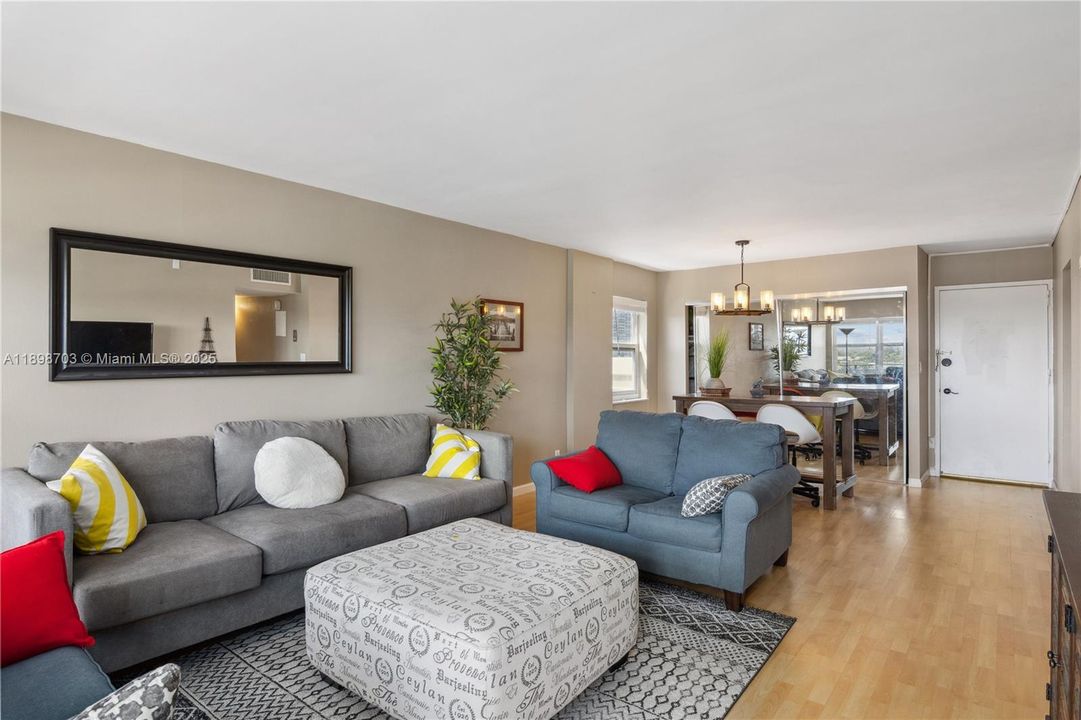 En Venta: $315,000 (2 camas, 2 baños, 1300 Pies cuadrados)