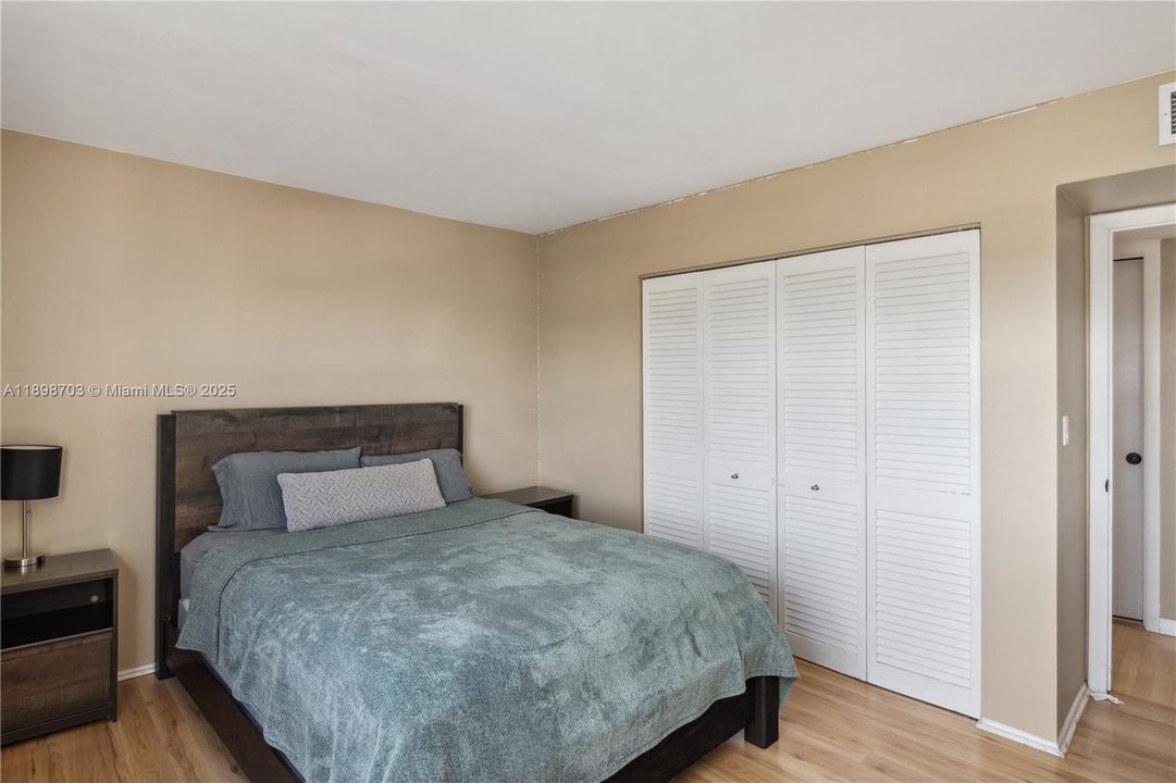 En Venta: $315,000 (2 camas, 2 baños, 1300 Pies cuadrados)