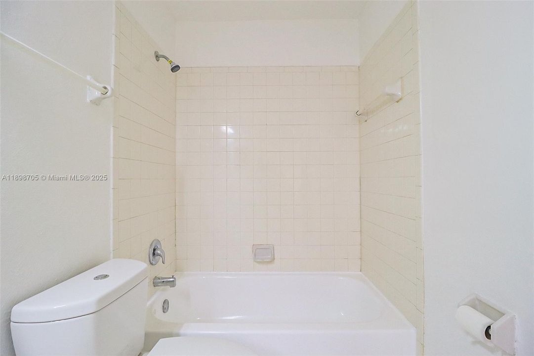 For Sale: $199,999 (2 beds, 2 baths, 1020 Square Feet)