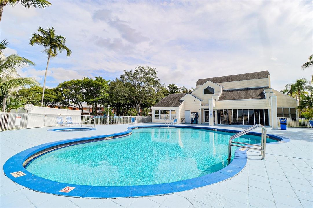 For Sale: $199,999 (2 beds, 2 baths, 1020 Square Feet)