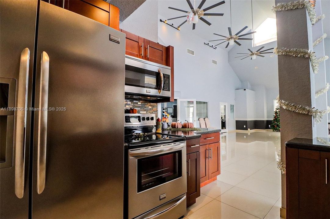 For Sale: $199,999 (2 beds, 2 baths, 1020 Square Feet)