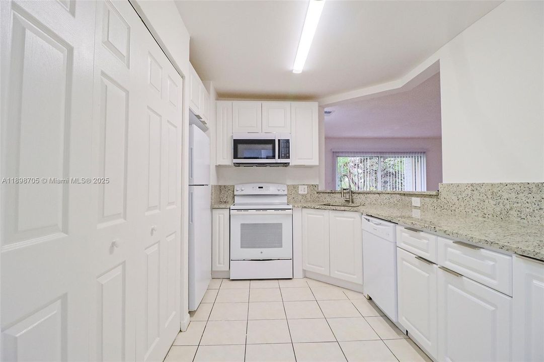 For Sale: $199,999 (2 beds, 2 baths, 1020 Square Feet)