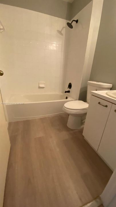 合同活跃: $2,500 (2 贝兹, 2 浴室, 1030 平方英尺)