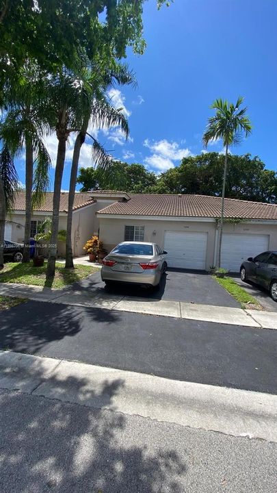 合同活跃: $2,500 (2 贝兹, 2 浴室, 1030 平方英尺)