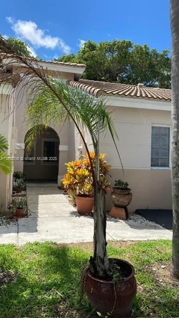 合同活跃: $2,500 (2 贝兹, 2 浴室, 1030 平方英尺)