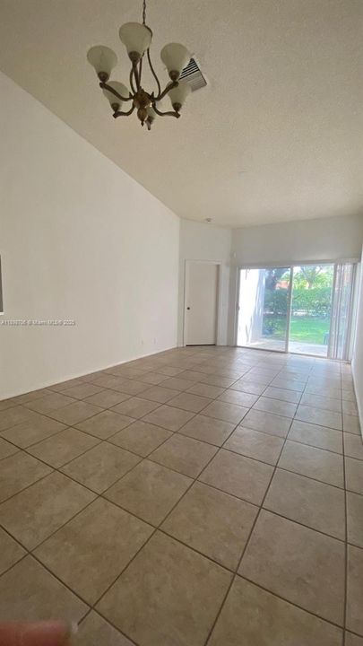 合同活跃: $2,500 (2 贝兹, 2 浴室, 1030 平方英尺)