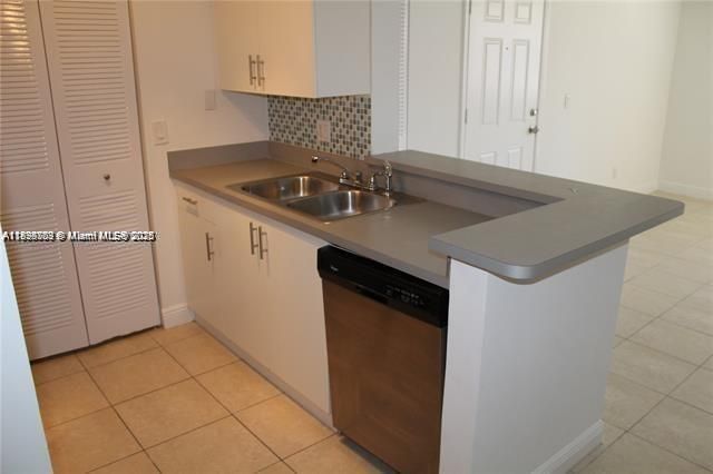 合同活跃: $1,650 (2 贝兹, 1 浴室, 903 平方英尺)