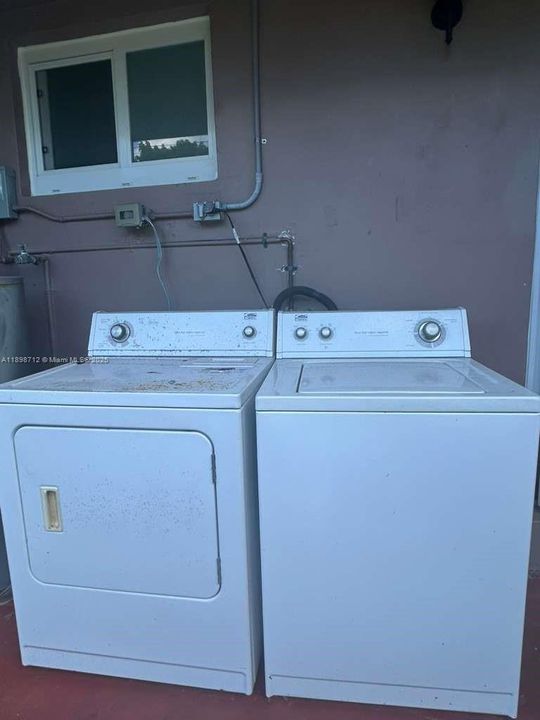 Active With Contract: $2,500 (2 beds, 1 baths, 1548 Square Feet)