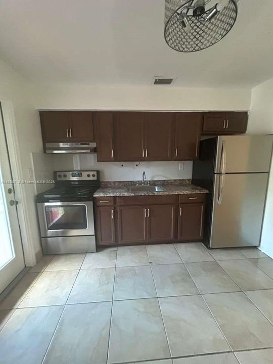 Active With Contract: $2,500 (2 beds, 1 baths, 1548 Square Feet)
