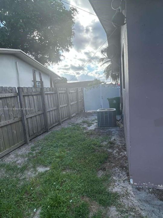 Active With Contract: $2,500 (2 beds, 1 baths, 1548 Square Feet)