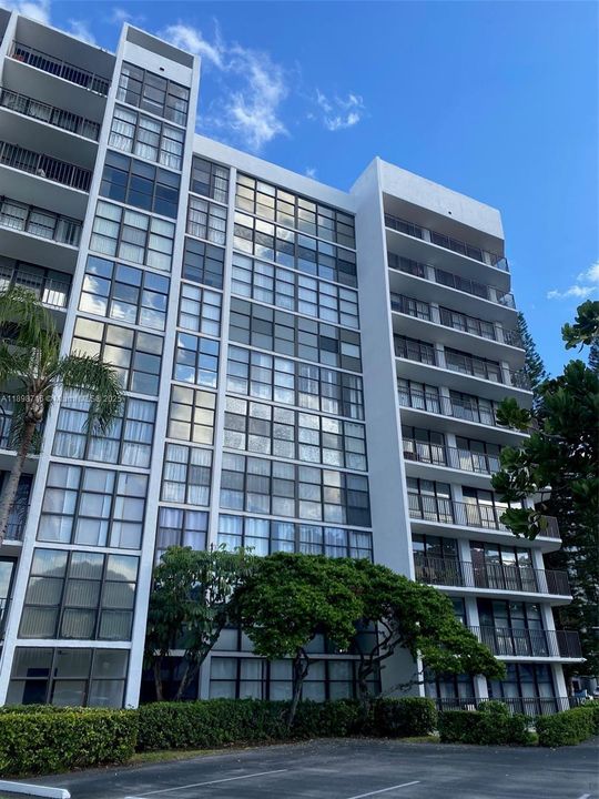 待售: $219,000 (1 贝兹, 1 浴室, 915 平方英尺)