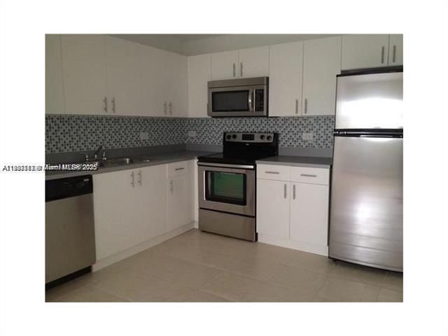 Active With Contract: $1,700 (1 beds, 1 baths, 659 Square Feet)