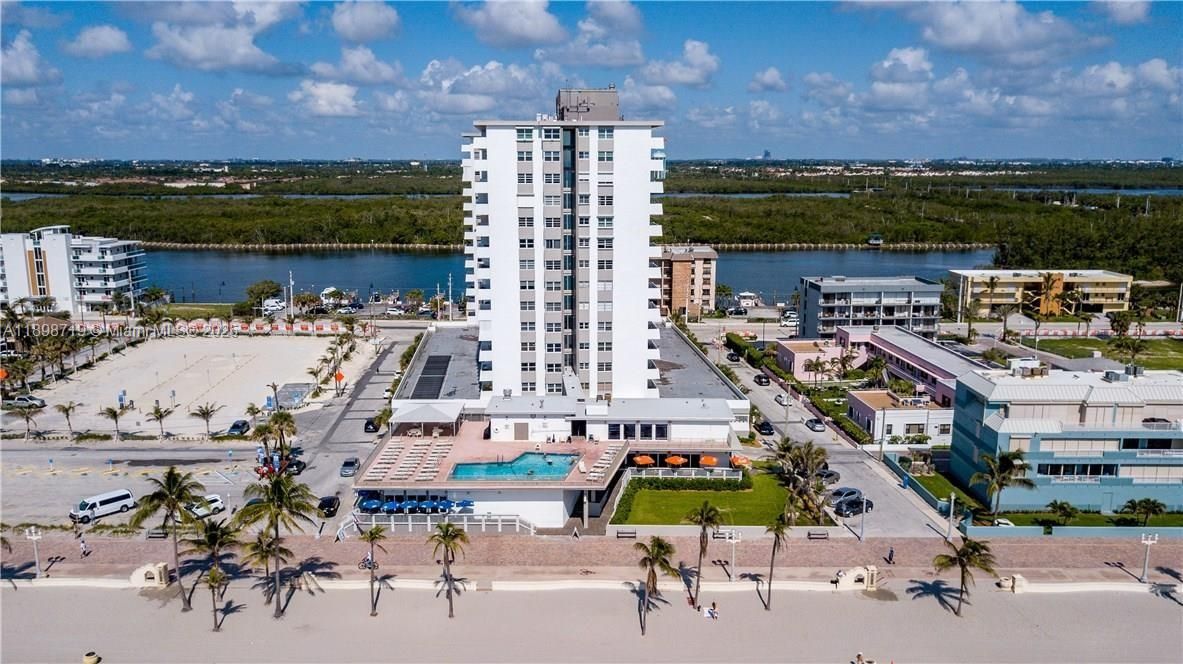 For Rent: $3,600 (2 beds, 2 baths, 1360 Square Feet)