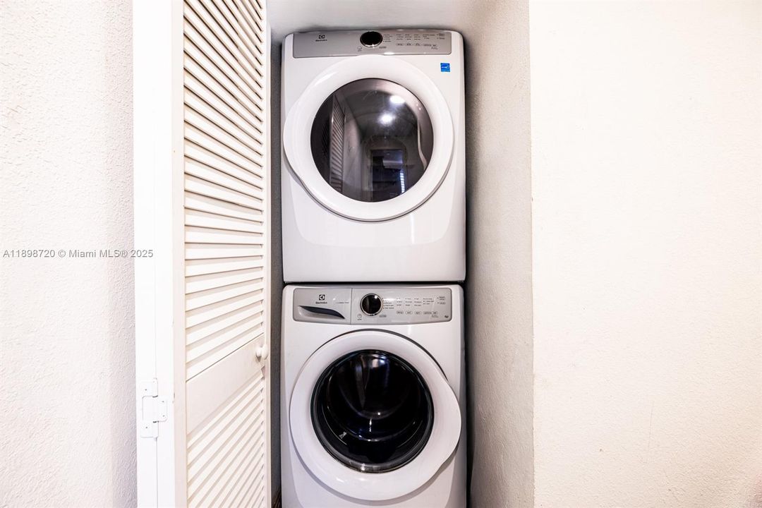 待售: $425,000 (4 贝兹, 3 浴室, 1434 平方英尺)