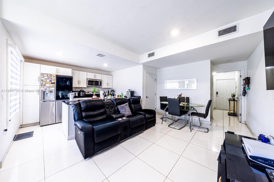 待售: $425,000 (4 贝兹, 3 浴室, 1434 平方英尺)