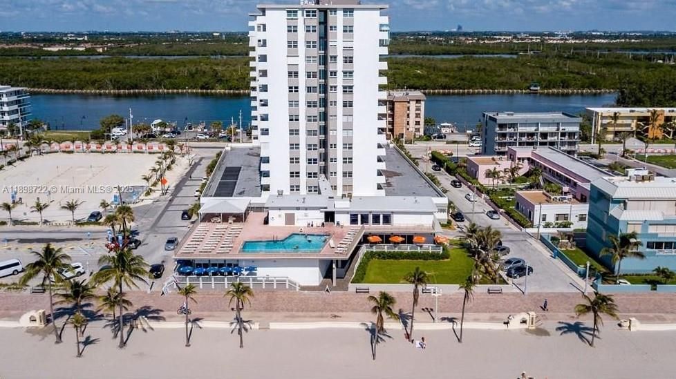 На продажу: $649,900 (2 спален, 2 ванн, 1360 Квадратных фут)