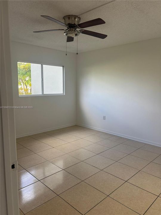 待售: $164,900 (2 贝兹, 1 浴室, 920 平方英尺)