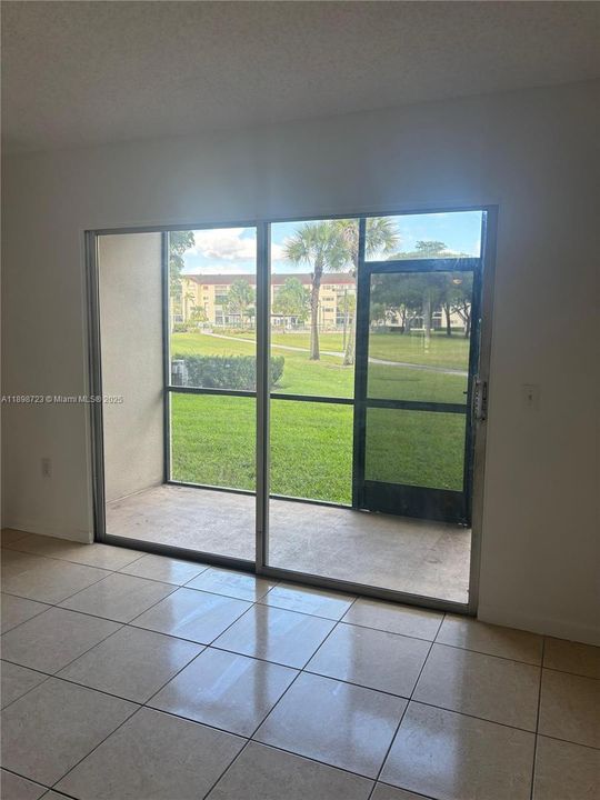 待售: $164,900 (2 贝兹, 1 浴室, 920 平方英尺)