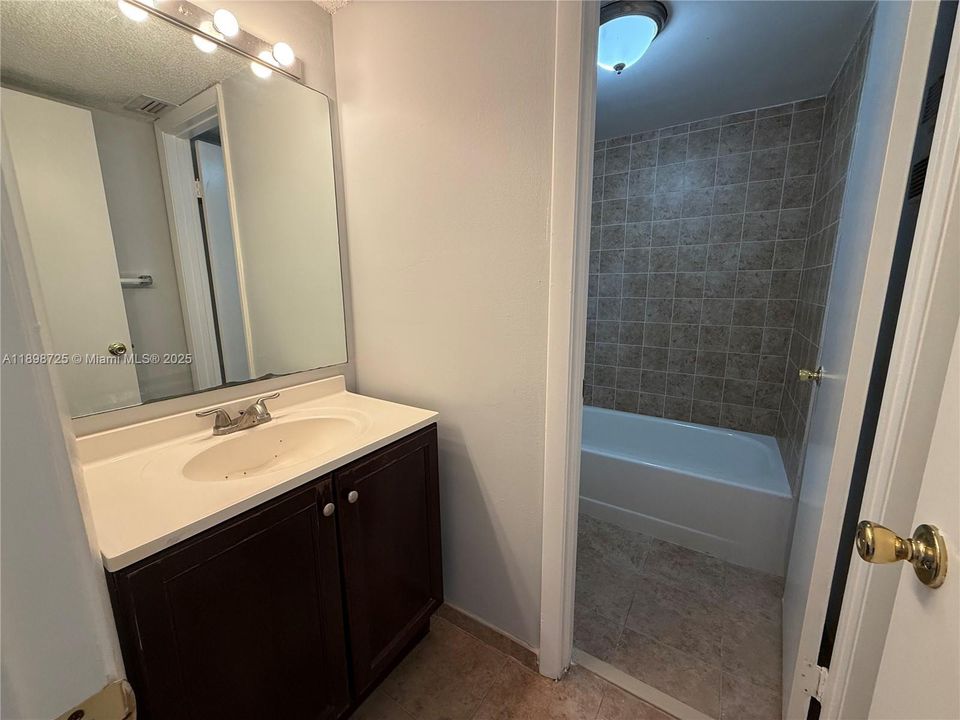 В аренду: $1,875 (2 спален, 2 ванн, 960 Квадратных фут)