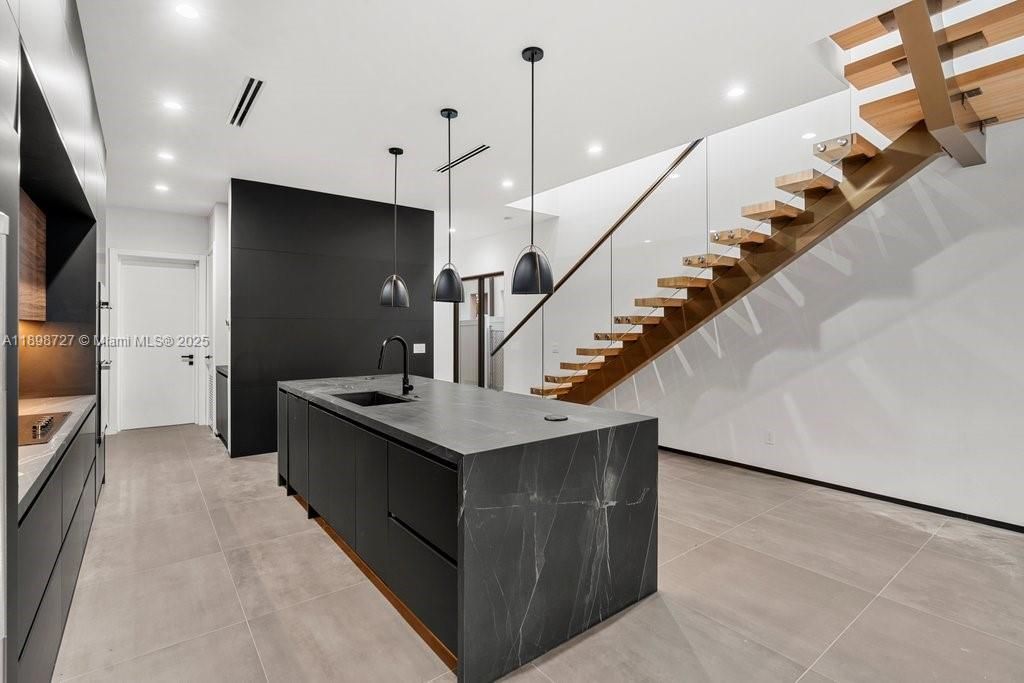 最近租的: $7,850 (3 贝兹, 3 浴室, 2316 平方英尺)