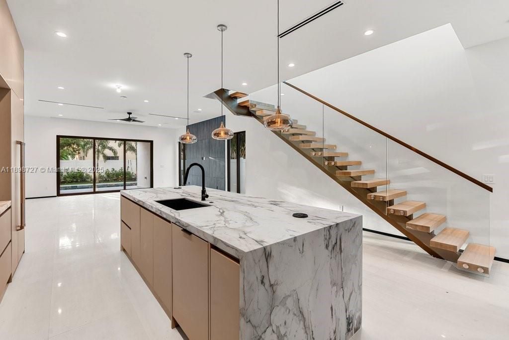 最近租的: $7,850 (3 贝兹, 3 浴室, 2316 平方英尺)