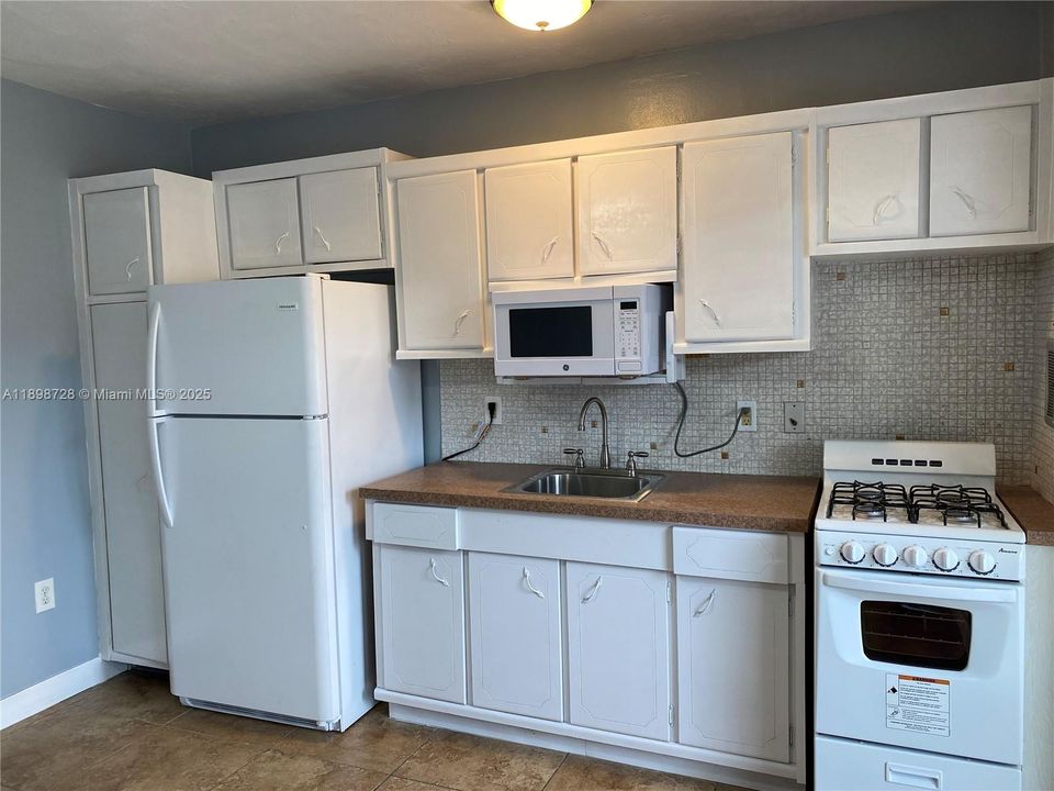 Gas stove, refrigerator, microwave and plenty of cabinets.