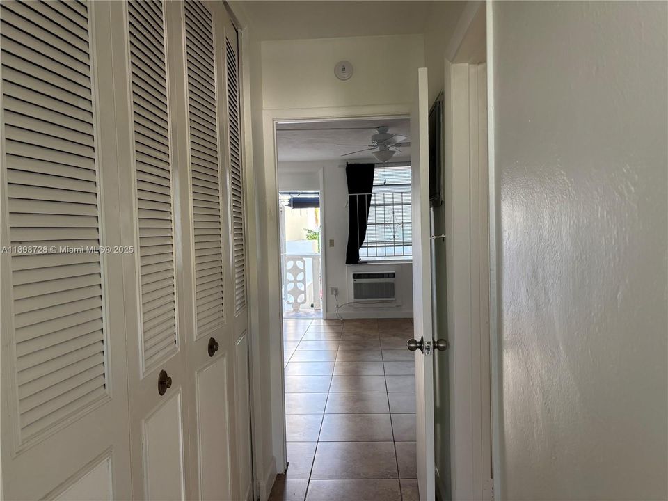 For Sale: $425,000 (1 beds, 1 baths, 450 Square Feet)