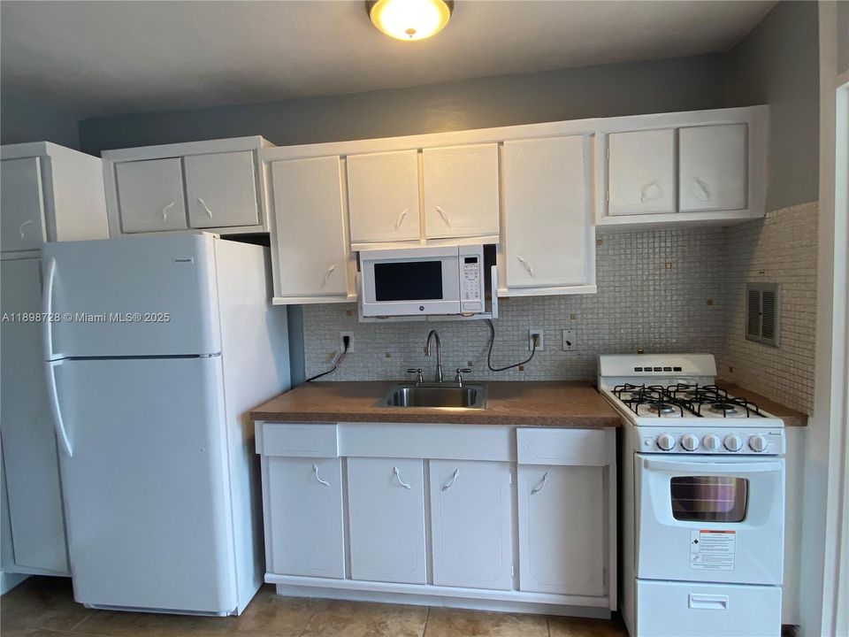 For Sale: $425,000 (1 beds, 1 baths, 450 Square Feet)