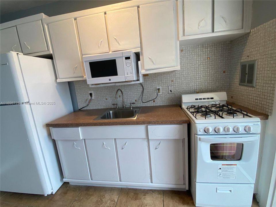 For Sale: $425,000 (1 beds, 1 baths, 450 Square Feet)