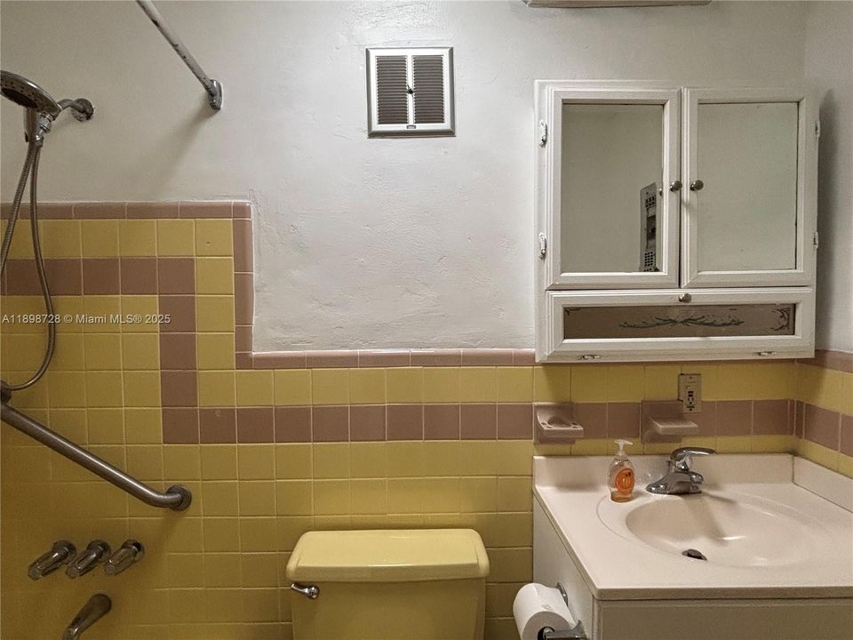 For Sale: $425,000 (1 beds, 1 baths, 450 Square Feet)