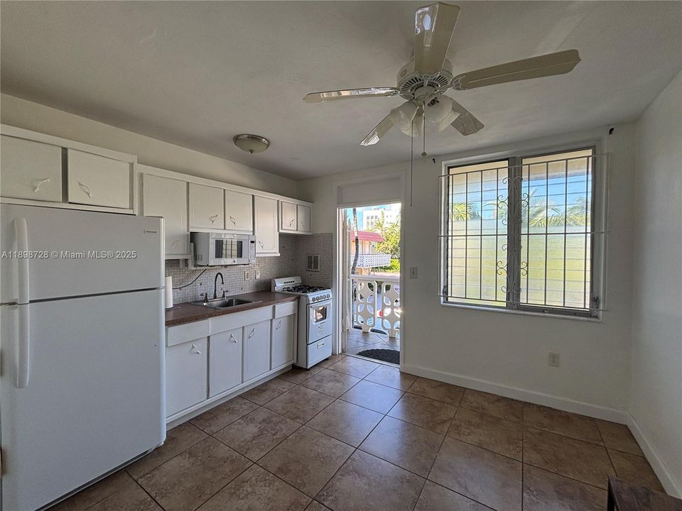 For Sale: $425,000 (1 beds, 1 baths, 450 Square Feet)