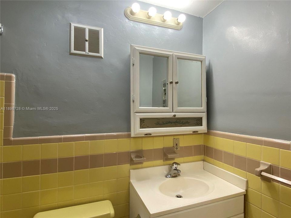 For Sale: $425,000 (1 beds, 1 baths, 450 Square Feet)