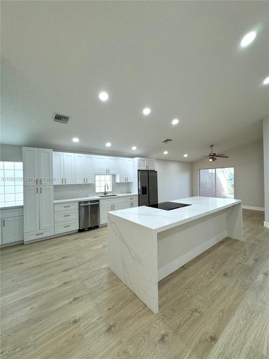 На продажу: $565,000 (3 спален, 2 ванн, 1984 Квадратных фут)