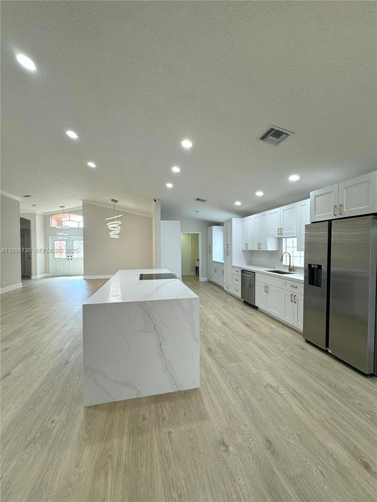 На продажу: $565,000 (3 спален, 2 ванн, 1984 Квадратных фут)