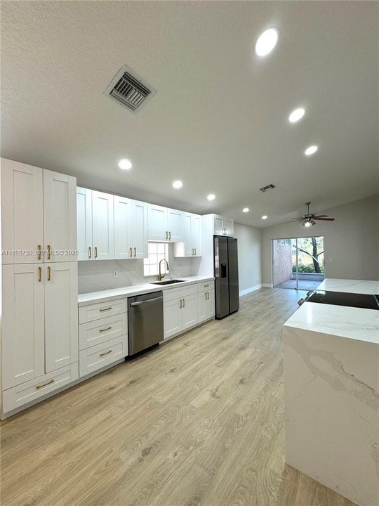 На продажу: $565,000 (3 спален, 2 ванн, 1984 Квадратных фут)