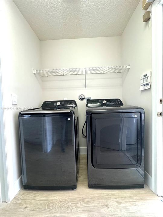 На продажу: $565,000 (3 спален, 2 ванн, 1984 Квадратных фут)