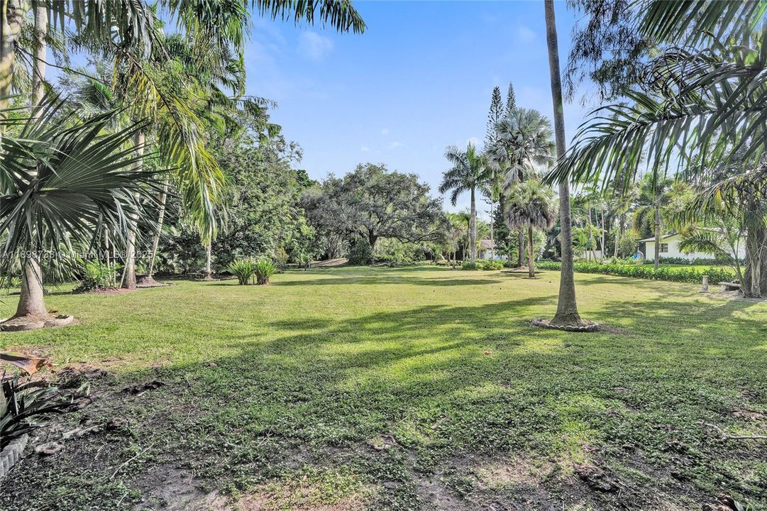 На продажу: $825,000 (1.00 acres)