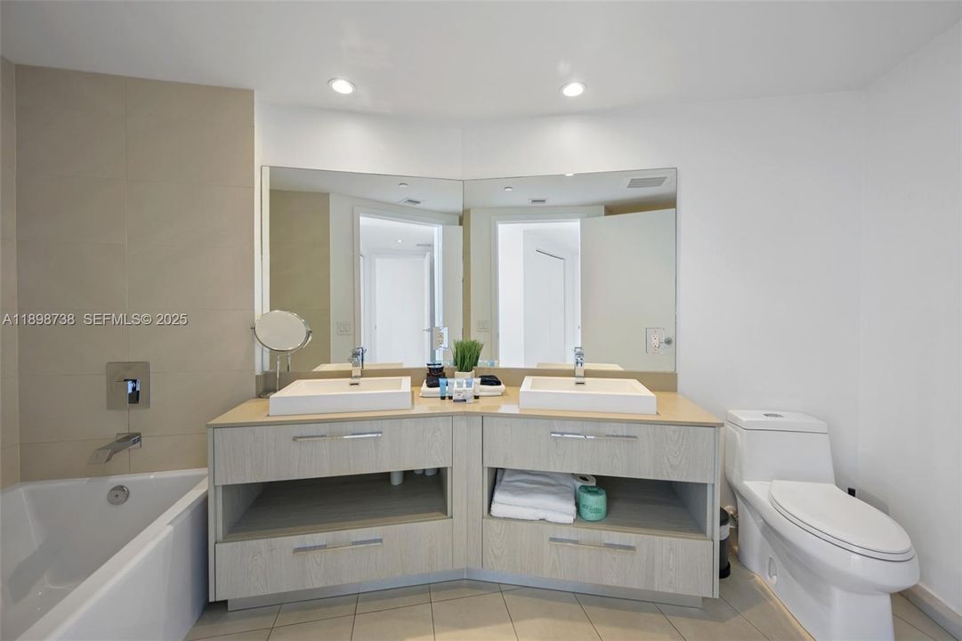 На продажу: $1,295,000 (2 спален, 2 ванн, 1145 Квадратных фут)