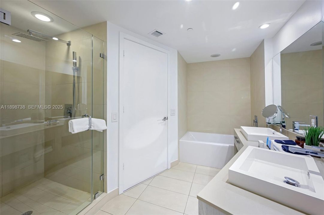 На продажу: $1,295,000 (2 спален, 2 ванн, 1145 Квадратных фут)