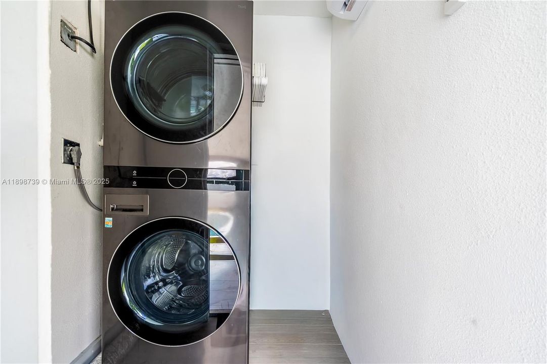 For Sale: $925,000 (4 beds, 2 baths, 1537 Square Feet)