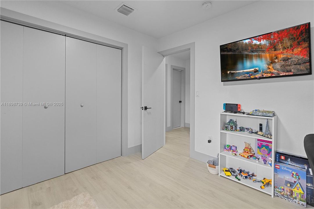 For Sale: $925,000 (4 beds, 2 baths, 1537 Square Feet)